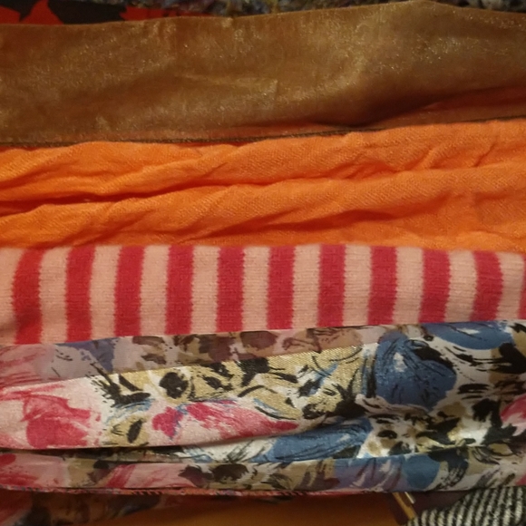13 Scarfs All Different. - Picture 2 of 4